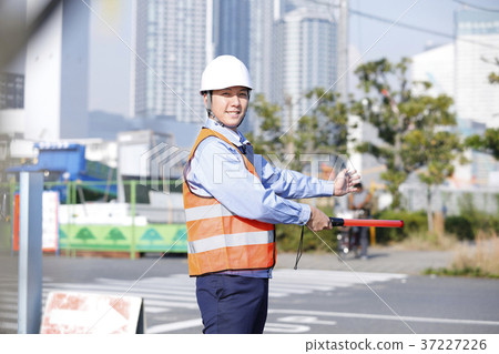 年輕男性土木工程師治安警衛衛兵人交通指導Gatten工作者 37227226