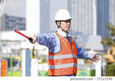 年輕男性土木工程師治安警衛衛兵人交通指導Gatten工作者 37227240