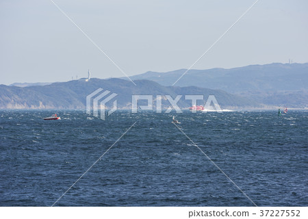 東京灣Uraga海峽和高速船在秋末 37227552