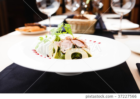 Green salad with cold veal 37227566