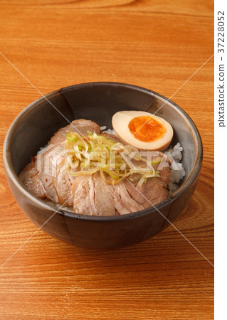 Chow meal on rice 37228052