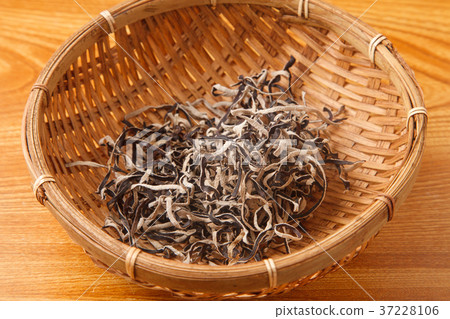 Dried chestnut 37228106