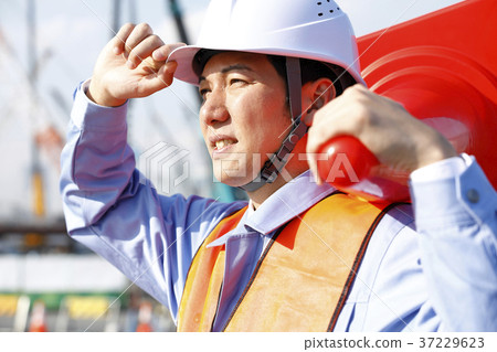 年輕男性土木工程師治安警衛衛兵人交通指導Gatten工作者 37229623