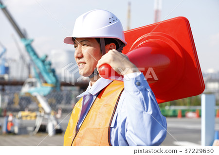 年輕男性土木工程師治安警衛衛兵人交通指導Gatten工作者 37229630