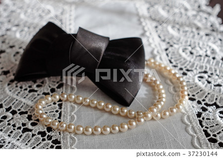 Pearl necklace and hair barrette Pearl necklace and hair barrette 37230144