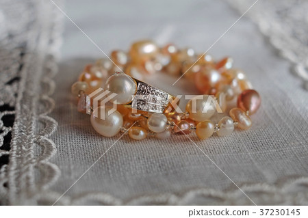 Freshwater pearl and pearl ring Freshwater pearl and pearl ring 37230145