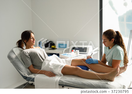 Electroacupuncture dry with needle on female knee 37230795