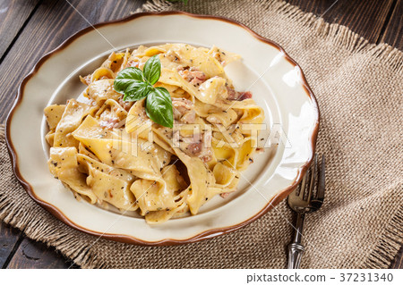 Pappardelle pasta with prosciutto and cheese 37231340
