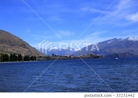 Lake Wanaka (New Zealand) 37231442