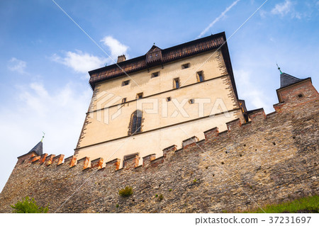 Karlstejn castle tower under blue sky Karlstejn castle tower under blue sky 37231697