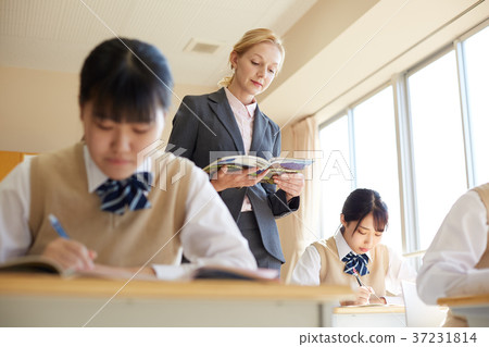 初中生英語課程英語教師高中生中，高中生 37231814