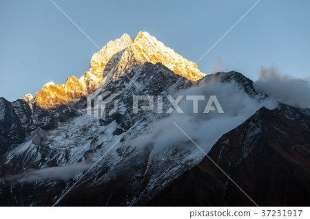 mountains in Himalayas, Nepal, on the hiking trail mountains in Himalayas, Nepal, on the hiking trail 37231917