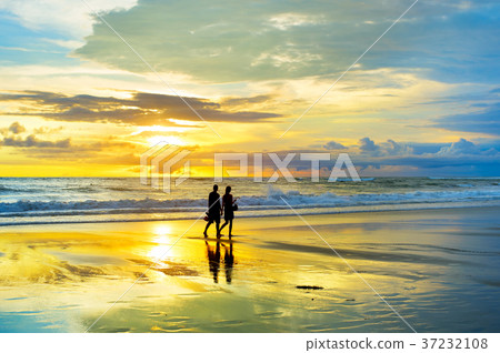 Couple walking by the beach Couple walking by the beach 37232108