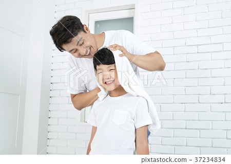 RF photo - Dad and little son are washing 447 RF photo - Dad and little son are washing 447 37234834
