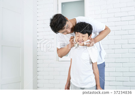 RF photo - Dad and little son are washing 440 RF photo - Dad and little son are washing 440 37234836