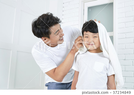 RF photo - Dad and little son are washing 446 RF photo - Dad and little son are washing 446 37234849
