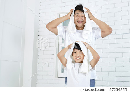 RF photo - Dad and little son are washing 439 RF photo - Dad and little son are washing 439 37234855