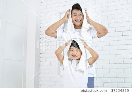 RF photo - Dad and little son are washing 444 RF photo - Dad and little son are washing 444 37234859