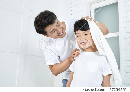 RF photo - Dad and little son are washing 443 37234861