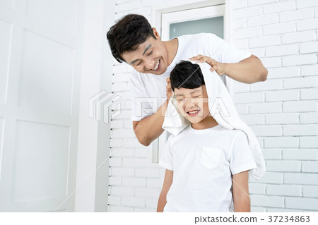 RF photo - Dad and little son are washing 445 RF photo - Dad and little son are washing 445 37234863