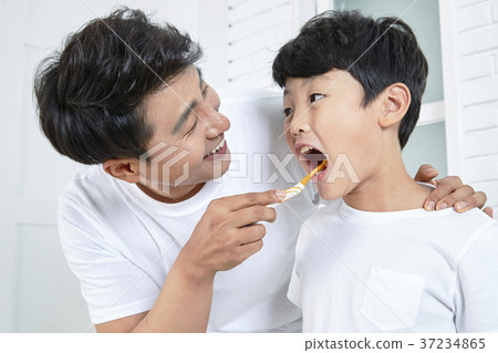 RF photo - Dad and little son are washing 435 RF photo - Dad and little son are washing 435 37234865