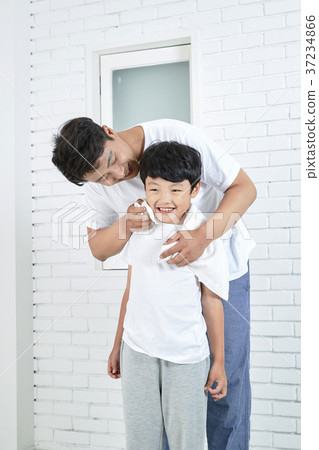 RF photo - Dad and little son are washing 441 RF photo - Dad and little son are washing 441 37234866