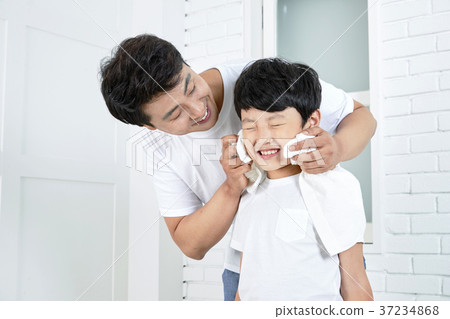 RF photo - Dad and little son are washing 442 RF photo - Dad and little son are washing 442 37234868