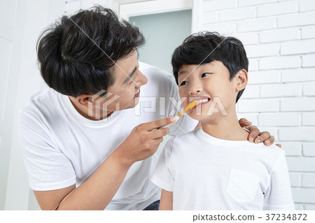 RF photo - Dad and little son are washing 437 RF photo - Dad and little son are washing 437 37234872