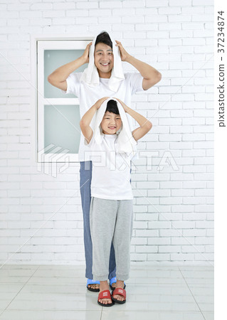 RF photo - Dad and little son are washing 438 RF photo - Dad and little son are washing 438 37234874