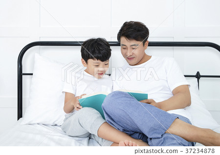 RF photo - Dad and little son on the bed 416 RF photo - Dad and little son on the bed 416 37234878