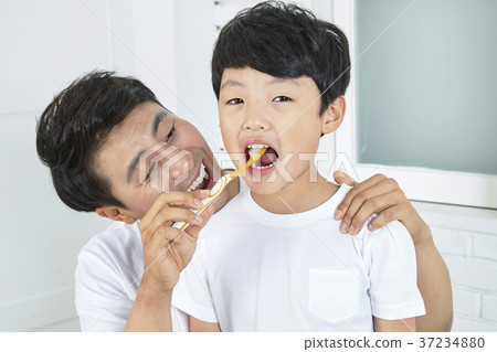 RF photo - Dad and little son are washing 433 RF photo - Dad and little son are washing 433 37234880