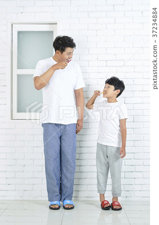 RF photo - Dad and little son are washing 432 RF photo - Dad and little son are washing 432 37234884