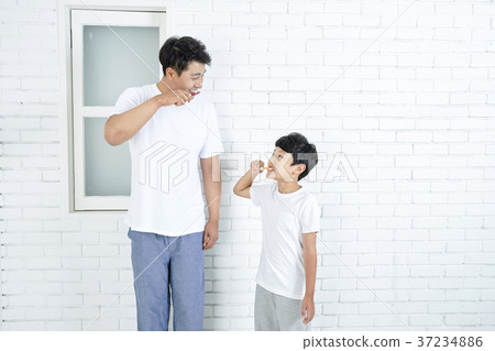 RF photo - Dad and little son are washing 436 RF photo - Dad and little son are washing 436 37234886