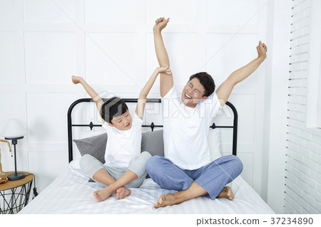 RF photo - Dad and little son on the bed 411 RF photo - Dad and little son on the bed 411 37234890