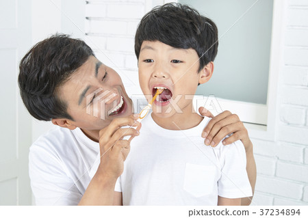 RF photo - Dad and little son are washing 429 RF photo - Dad and little son are washing 429 37234894