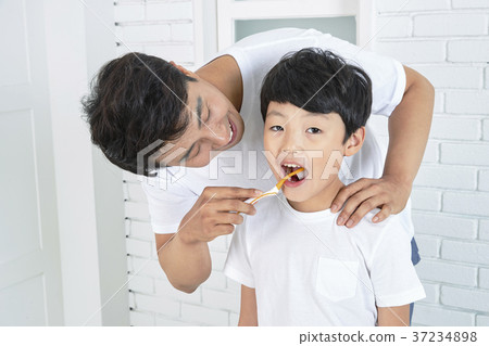 RF photo - Dad and little son are washing 431 RF photo - Dad and little son are washing 431 37234898