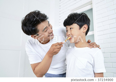 RF photo - Dad and little son are washing 422 RF photo - Dad and little son are washing 422 37234900