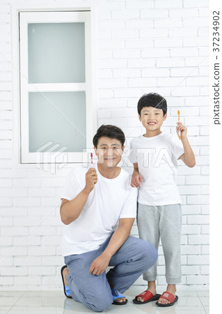 RF photo - Dad and little son are washing 430 RF photo - Dad and little son are washing 430 37234902