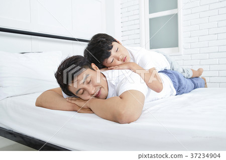 RF photo - Dad and little son on the bed 410 RF photo - Dad and little son on the bed 410 37234904