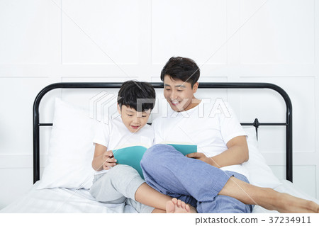 RF photo - Dad and little son on the bed 414 RF photo - Dad and little son on the bed 414 37234911
