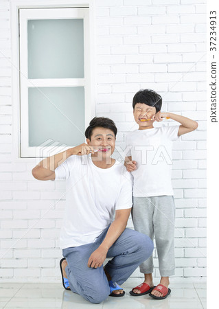 RF photo - Dad and little son are washing 427 RF photo - Dad and little son are washing 427 37234913