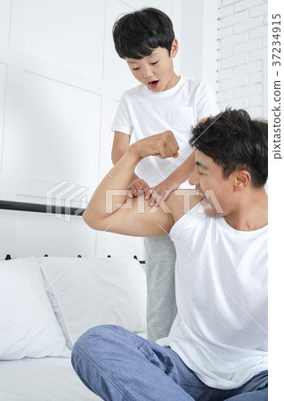 RF photo - Dad and little son on the bed 418 RF photo - Dad and little son on the bed 418 37234915