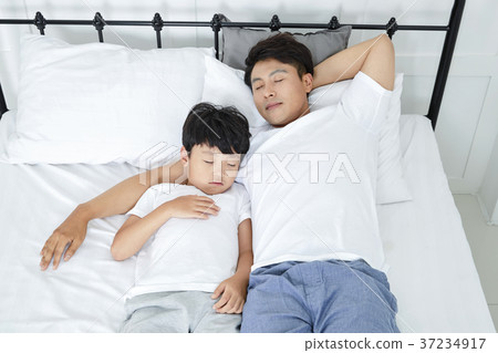 RF photo - Dad and little son on the bed 409 RF photo - Dad and little son on the bed 409 37234917