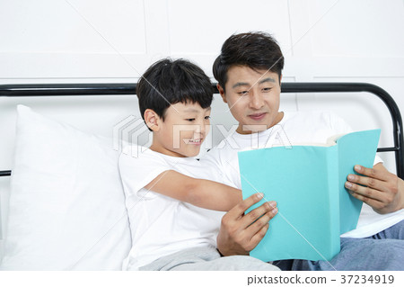 RF photo - Dad and little son on the bed 417 RF photo - Dad and little son on the bed 417 37234919