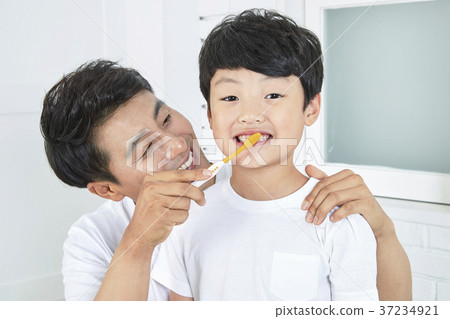 RF photo - Dad and little son are washing 420 RF photo - Dad and little son are washing 420 37234921