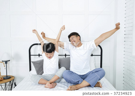 RF photo - Dad and little son on the bed 405 RF photo - Dad and little son on the bed 405 37234923