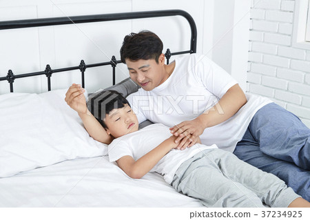 RF photo - Dad and little son on the bed 407 RF photo - Dad and little son on the bed 407 37234925