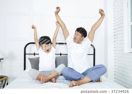 RF photo - Dad and little son on the bed 408 RF photo - Dad and little son on the bed 408 37234926