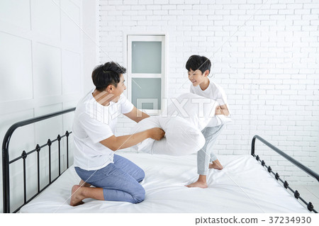 RF photo - Dad and little son on the bed 413 RF photo - Dad and little son on the bed 413 37234930