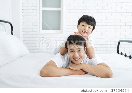 RF photo - Dad and little son on the bed 398 RF photo - Dad and little son on the bed 398 37234934